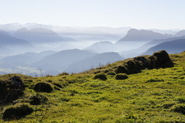 Österreich, Südtirol, Blick vom Kranzhorn auf das Inntal mit Pendling und Zillertaler Bergen - LBF000937