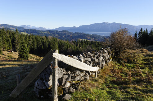 Austria, Tyrol, Inn Valley, Stone wall at Bubenau Alm with Kranzhorn and Zahmer Kaiser in background - LBF000938