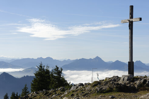 Deutschland, Bayern, Chiemgau, Gipfelkreuz der Hochries, im Hintergrund der Wendelstein und das Manfallgebirge - LBF000943