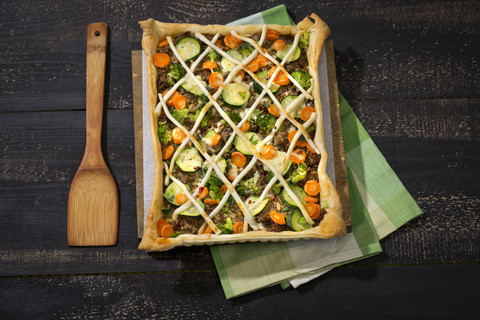 Blätterteigkuchen mit Hackfleisch, Brokkoli, Karotten und Zucchini, lizenzfreies Stockfoto