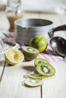 In Scheiben geschnittene Kiwis für gekühlte Suppe - SBDF001174