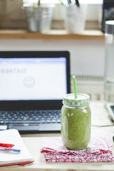 Grüner Smoothie auf dem Schreibtisch mit Laptop - SBDF001200