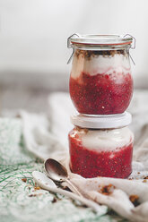 Joghurt, Himbeeren, Müsli und Chia zum Frühstück - SBDF001192