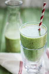 Green smoothie with kiwi, banana and spinach - SBDF001194
