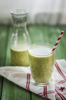 Grüner Smoothie mit Kiwi, Banane und Spinat - SBDF001172