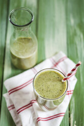 Green smoothie with kiwi, banana and spinach - SBDF001173