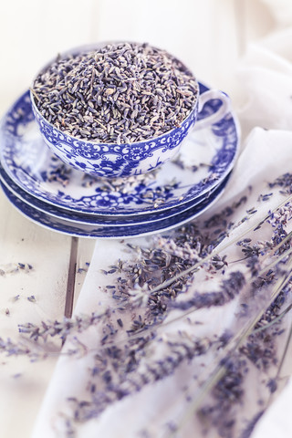 Lavendel in einer Tasse, lizenzfreies Stockfoto