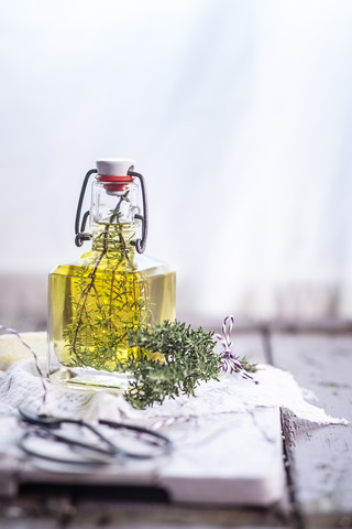Thymianöl, Thymianzweige in Olivenöl, lizenzfreies Stockfoto