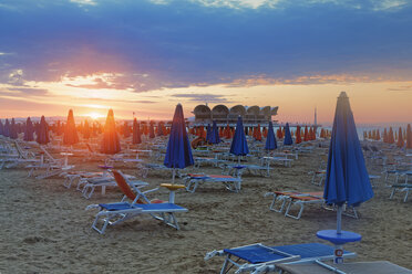 Italien, Friaul-Julisch Venetien, Provinz Udine, Lignano Sabbiadoro, Strand mit Liegestühlen am Abend, Terrazza a Mare im Hintergrund - GFF000536