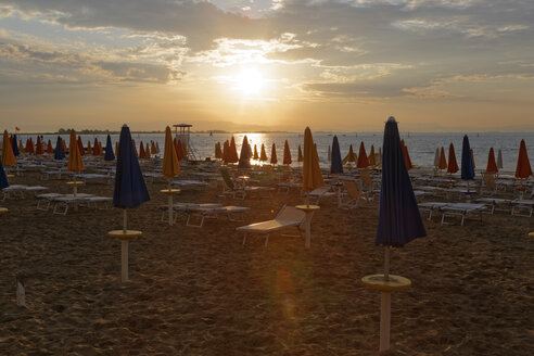 Italien, Friaul-Julisch Venetien, Provinz Udine, Lignano Sabbiadoro, Strand mit Liegestühlen am Abend - GFF000538