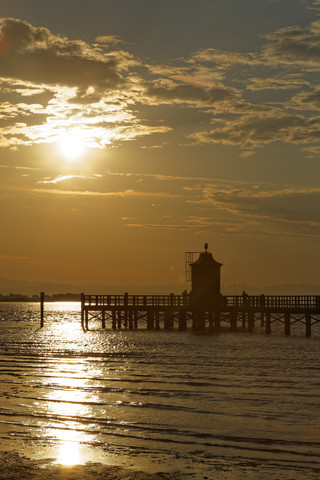 Italien, Friaul-Julisch Venetien, Provinz Udine, Lignano Sabbiadoro, Alter Leuchtturm Faro bei Sonnenuntergang, lizenzfreies Stockfoto