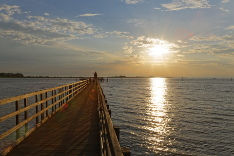 taly, Friaul-Julisch Venetien, Provinz Udine, Lignano Sabbiadoro, Alter Leuchtturm Faro bei Sonnenuntergang, lizenzfreies Stockfoto