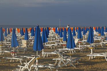 Italien, Friaul-Julisch Venetien, Provinz Udine, Lignano Sabbiadoro, Strand mit Liegestühlen am Abend - GFF000541