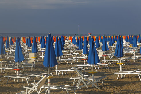 Italien, Friaul-Julisch Venetien, Provinz Udine, Lignano Sabbiadoro, Strand mit Liegestühlen am Abend - GFF000541