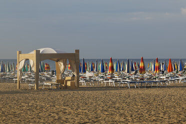 Italien, Friaul-Julisch Venetien, Provinz Udine, Lignano Sabbiadoro, Strand mit Liegestühlen am Abend - GFF000542