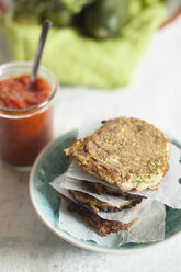 Gericht mit Zucchiniküchlein und Glas Tomatensauce - SBDF001216