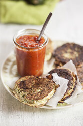 Gericht mit Zucchiniküchlein und Glas Tomatensauce - SBDF001217