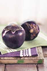 Zwei Auberginen, Solanum melongena, auf einem Tablett - SBDF001219