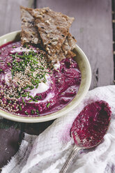 Schale mit garniertem Rote-Bete-Hummus und selbstgebackenem Fladenbrot - SBDF001222