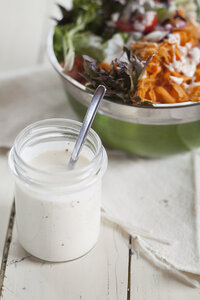 Schüssel mit gemischtem Salat und Glas Joghurtsalatdressing - SBDF001229