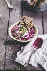 Schale mit garniertem Rote-Bete-Hummus und selbstgebackenem Fladenbrot - SBDF001232