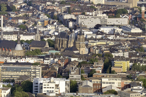 Deutschland, Aachen, Luftaufnahme des Stadtzentrums mit Dom - HLF000637