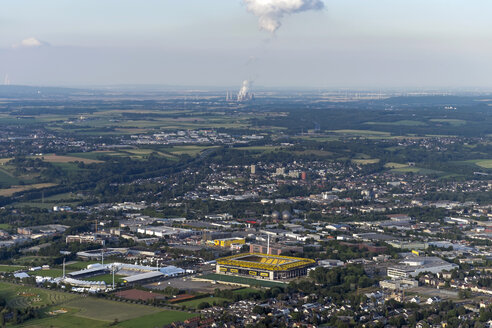 Deutschland, Aachen, Luftaufnahme der Stadt mit Kraftwerk und Stadion - HLF000640
