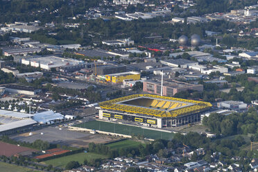 Deutschland, Aachen, Luftaufnahme der Stadt mit Stadion - HLF000641