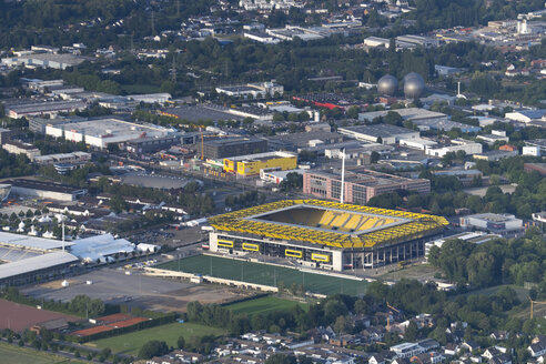Deutschland, Aachen, Luftaufnahme der Stadt mit Stadion - HLF000641