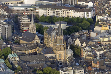 Deutschland, Nordrhein-Westfalen, Aachen, Luftaufnahme des Stadtzentrums mit Aachener Dom - HLF000647