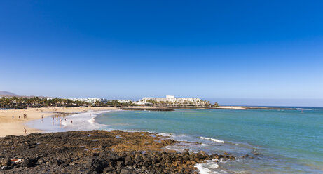 Spanien, Kanarische Inseln, Lanzarote, Strand von Costa Teguise - AMF002676