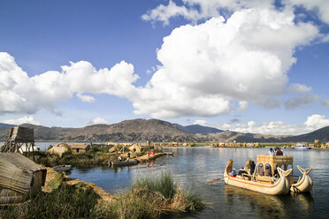 Südamerika, Peru, das Volk der Uros, das auf den schwimmenden Inseln des Titicacasees lebt - KRPF000867