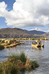 Südamerika, Peru, das Volk der Uros, das auf den schwimmenden Inseln des Titicacasees lebt - KRPF000868