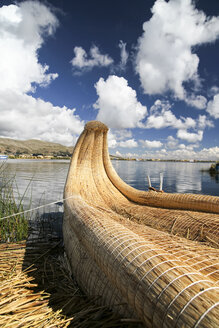 Südamerika, Peru, Typisches Boot aus Schilf auf dem Titicacasee - KRPF000896