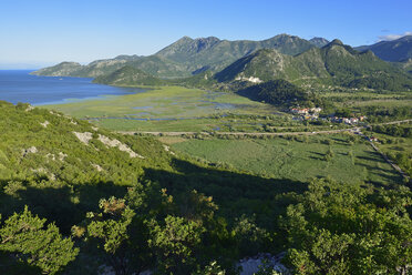 Montenegro, Crna Gora, Skutari, Blick über Virpazar und den Nationalpark Skadar See - ES001340