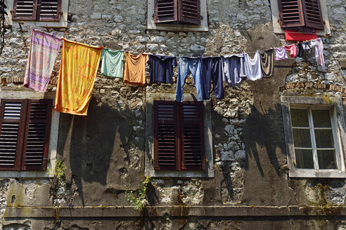 Montenegro, Crna Gora, Kotor, Wäsche auf der Wäscheleine am Haus - ES001341