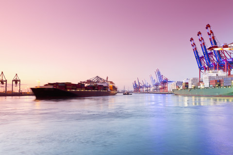 Deutschland, Hamburg, Containerschiff in den Waltershofer Hafen geschleppt, lizenzfreies Stockfoto