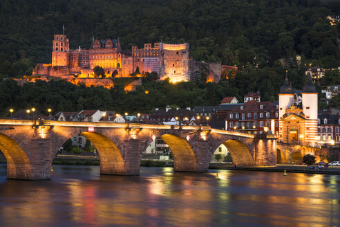 Deutschland, Baden-Württemberg, Heidelberg, Blick auf Altstadt, Alte Brücke und Heidelberger Schloss am Abend - PU000010