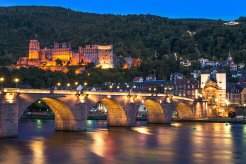 Deutschland, Baden-Württemberg, Heidelberg, Blick auf Altstadt, Alte Brücke und Heidelberger Schloss am Abend - PUF000014