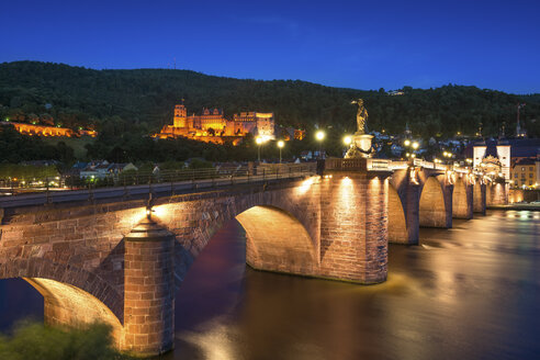 Deutschland, Baden-Württemberg, Heidelberg, Blick auf Altstadt, Alte Brücke und Heidelberger Schloss am Abend - PUF000015