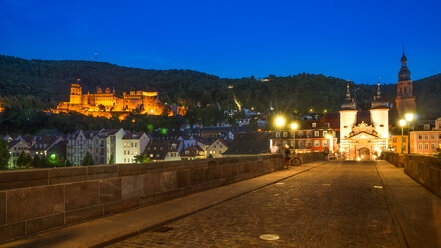 Germany, Baden-Wuerttemberg, Heidelberg, Old town, Old bridge with bridge gate and Heidelberg Castle in the evening - PUF000012