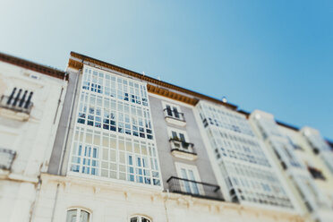 Spanien, Burgos, Fassade eines Mehrfamilienhauses, Blick von unten - JPF000013