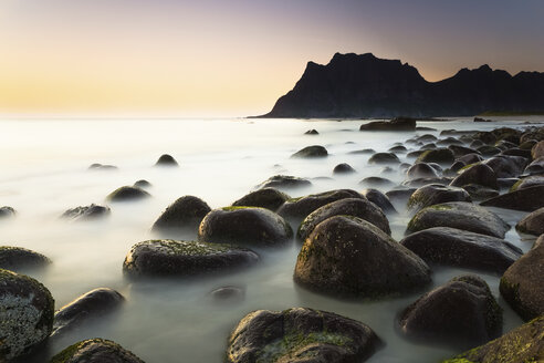 Skandinavien, Norwegen, Lofoten, Vestvagoy, Sonnenuntergang an der Küste von Utakleiv - PU000022