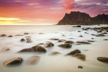 Norwegen, Lofoten, Vestagoy, Leknes, Sonnenuntergang am Strand von Utakleiv - PUF000017