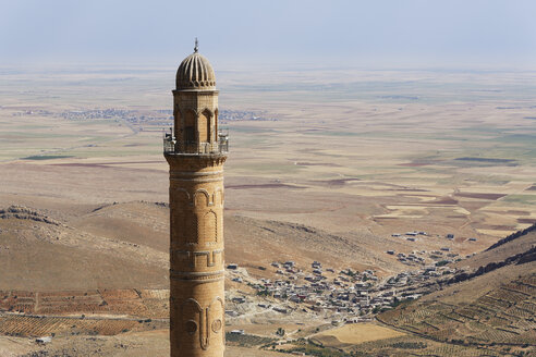 Türkei, Mardin, Mesopotamische Ebene und Minarett der Großen Moschee - SIEF005787