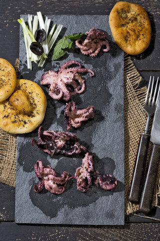 Antipasti mit kleinen Tintenfischen, lizenzfreies Stockfoto