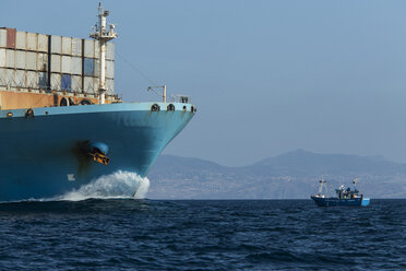 Spanien, Andalusien, Tarifa, Containerschiff und Fischerboot - KB000102