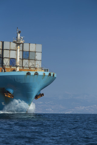 Spanien, Andalusien, Tarifa, Containerschiff, lizenzfreies Stockfoto