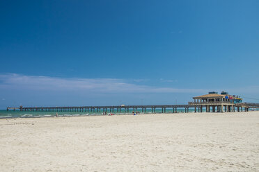 USA, Texas, Corpus Christi, North Padre Island, Bob Hall Pier und Strand - ABAF001454