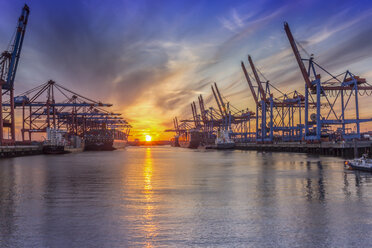 Deutschland, Hamburg, Hamburger Hafen, Containerterminal und Containerkräne am Abend - NK000171